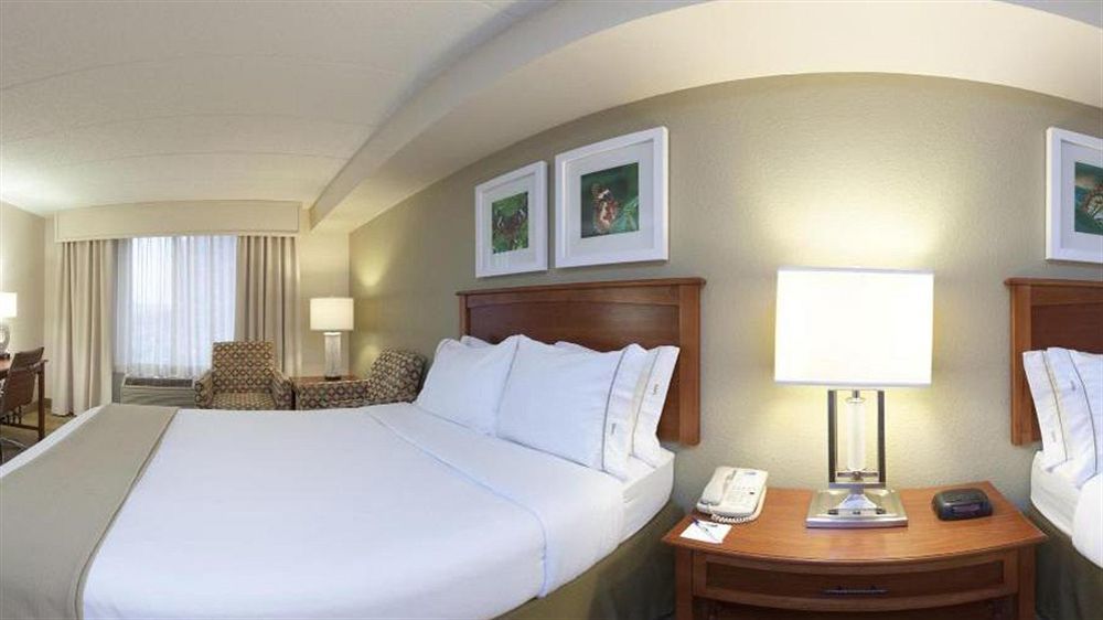 Holiday Express & Dtn-conv Ctr By Ihg