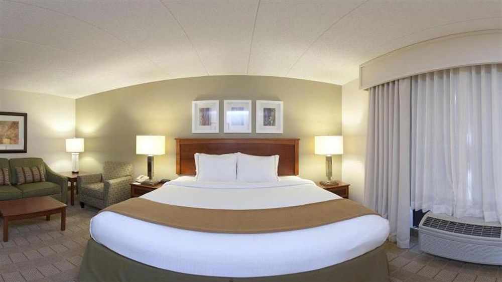 Holiday Express & Dtn-conv Ctr By Ihg 2*