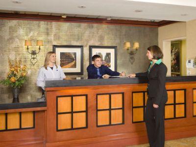 Holiday Express & Dtn-conv Ctr By Ihg 2*